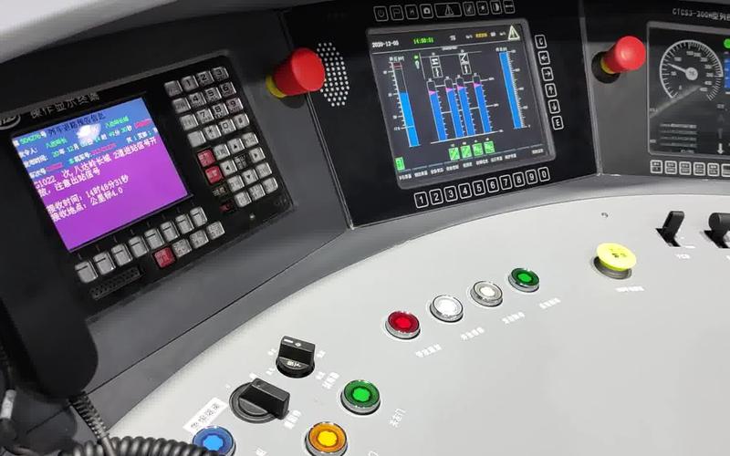 这个显示器在前操纵台上是什么车? 这个显示器在前操纵台上是什么车?